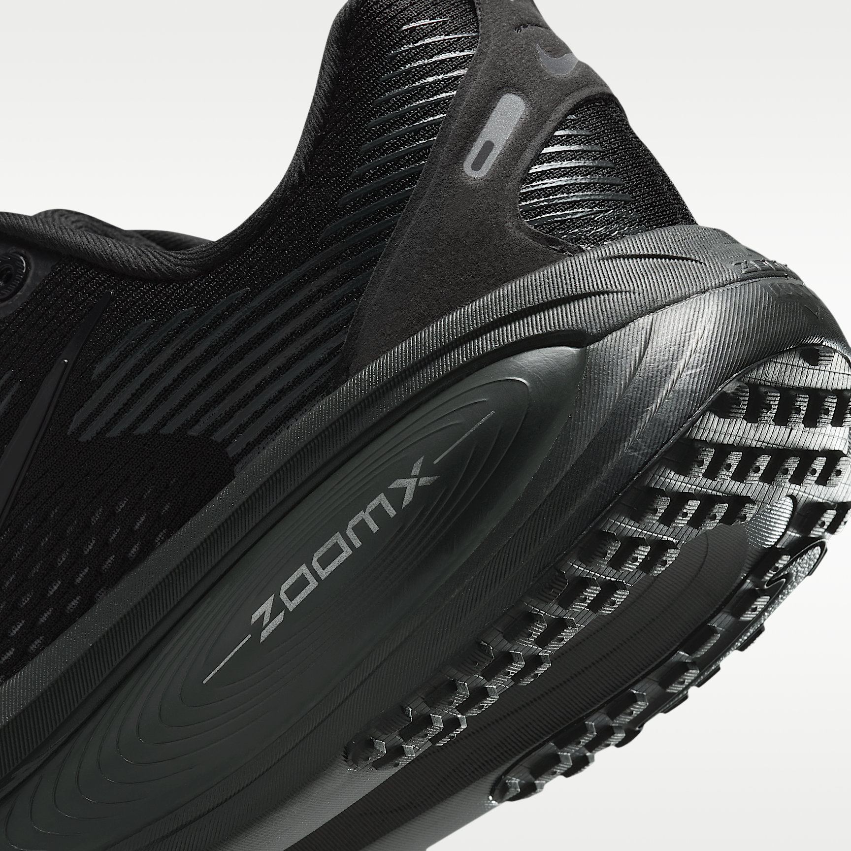 Zoom Vomero 18 'Triple Black'