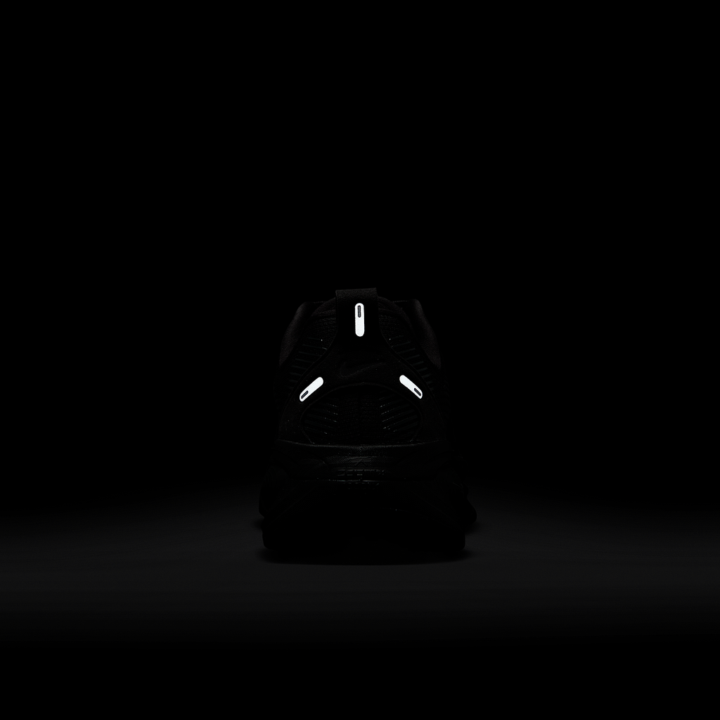 Zoom Vomero 18 'Triple Black'